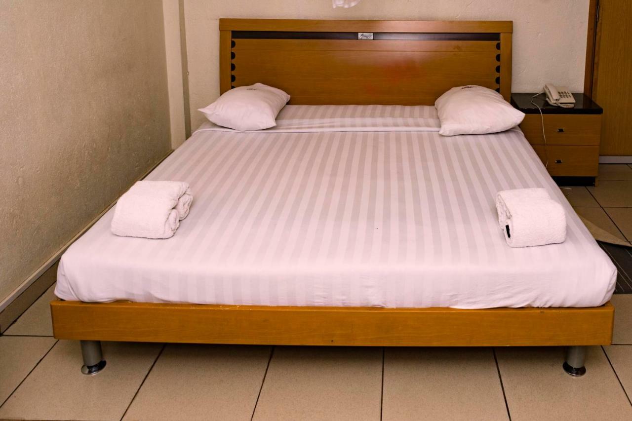 Aponye Hotel Kampala Ngoại thất bức ảnh